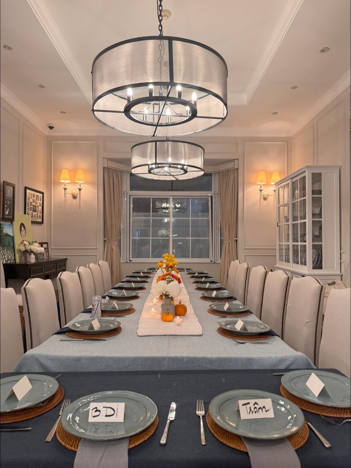 Bộ bàn ăn dài sang trọng để đón khách. Ảnh: FB Tang Thanh Ha