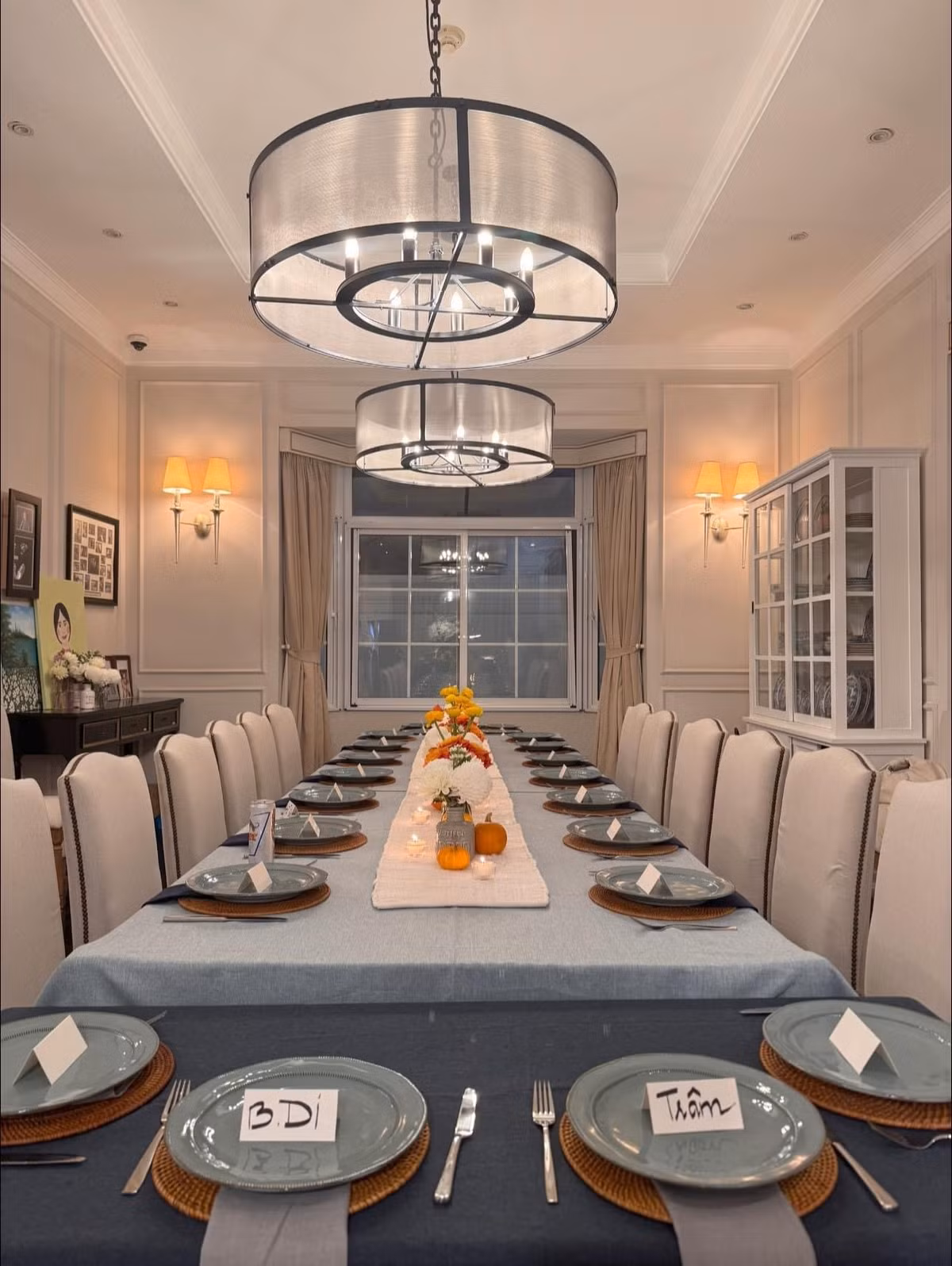 Bộ bàn ăn dài sang trọng để đón khách. Ảnh: FB Tang Thanh Ha