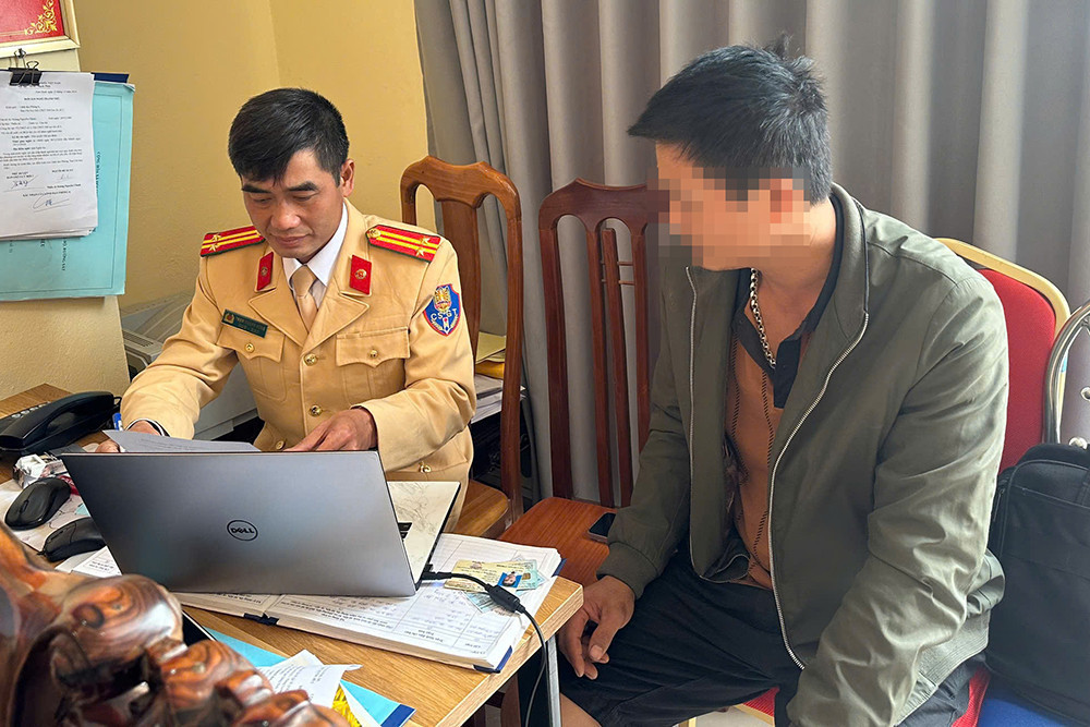 28 Tết, tài xế nhận 'trát' phạt 19 triệu do đi ngược chiều - Hình 2 28 Tet, tai xe nhan 'trat' phat 19 trieu do di nguoc chieu-Hinh-2