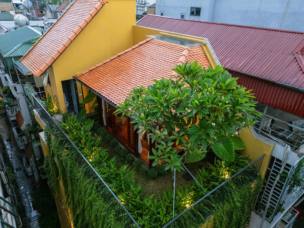 Điểm đặc biệt là căn nhà gỗ tọa lạc ngay trên nóc tòa nhà, mang lại không gian thư giãn như một khu vườn nhỏ trên cao. Ảnh: Triệu Chiến