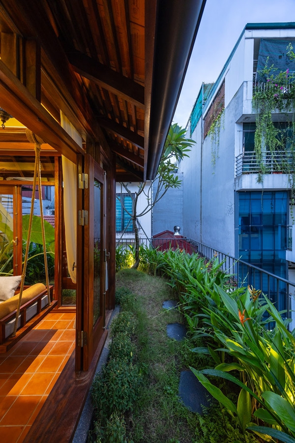 Không gian này đóng vai trò như trái tim của tòa nhà giúp lưu giữ những nét đẹp truyền thống như hàng mái hiên, cột gỗ, bậu cửa, khu vườn...Ảnh: Triệu Chiến