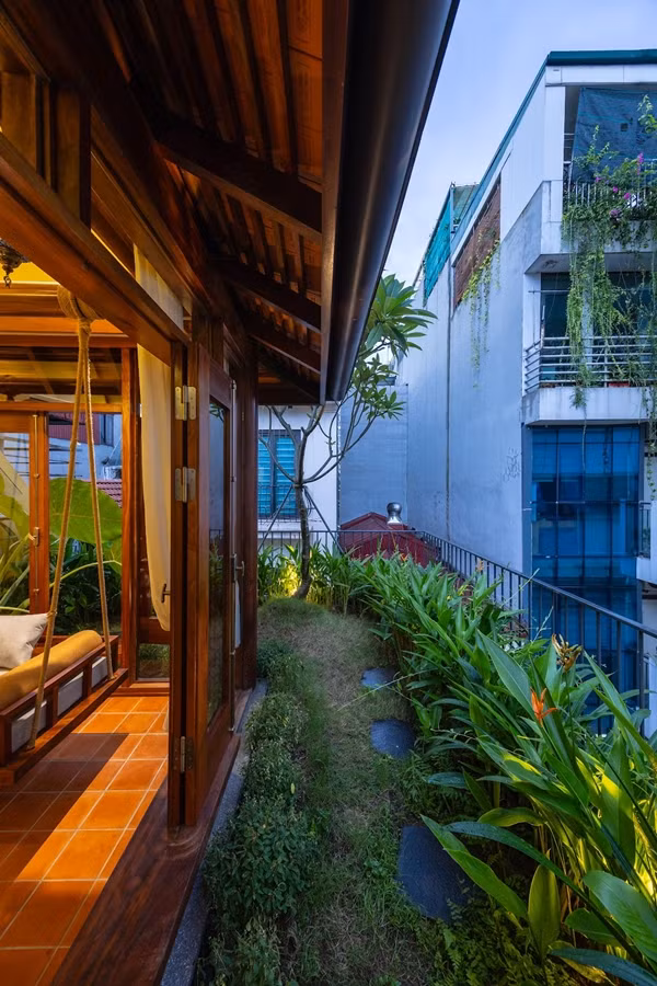 Không gian này đóng vai trò như trái tim của tòa nhà giúp lưu giữ những nét đẹp truyền thống như hàng mái hiên, cột gỗ, bậu cửa, khu vườn...Ảnh: Triệu Chiến