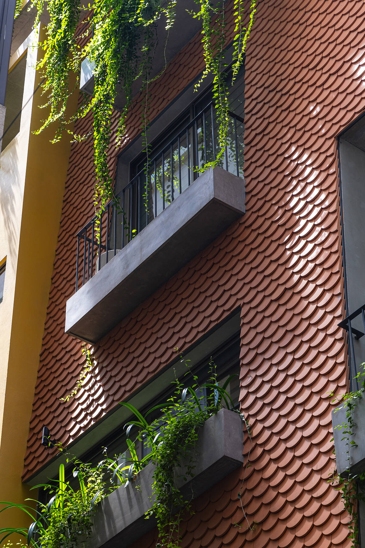 Đồng thời, đây cũng là giải pháp ngăn bức xạ nhiệt, giúp cho công trình trở nên mát hơn về mùa hè, ấm về mùa đông. Ảnh: Triệu Chiến