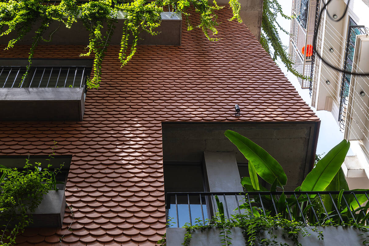 Công trình nằm trong một ngõ nhỏ, bị hạn chế tầm nhìn. Các cửa sổ không được thiết kế lớn, thay vào đó là những ô cửa được bố trí khéo léo với nội thất nhìn ra như những khung tranh được tạo bởi thiên nhiên, cây cối. Ảnh: Triệu Chiến