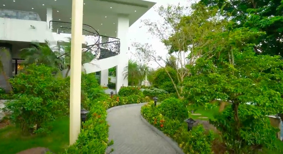 Rất nhiều lối đi bộ xung quanh căn biệt thự, đường đi bộ chính với chiều dài khoảng 500m vòng quanh nhà. Đường này có thể đi bộ, chạy bộ, đạp xe đạp, trượt patin….Ảnh chụp màn hình NhaTo