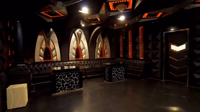 Phòng karaoke được xây dựng tách biệt ngay bên cạnh sân tennis với chi phí đầu từ vài trăm triệu đồng. Ảnh chụp màn hình NhaTo