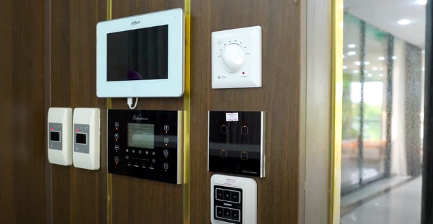 Do nhà quá rộng nên gia chủ đầu tư hệ thống công nghệ smart-home. Ảnh chụp màn hình NhaTo