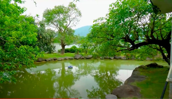 Ao cá sâu 3m cuối dòng suối để cả nhà thư giãn. Ảnh chụp màn hình NhaTo