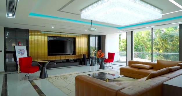 Bên trong biệt thự, tầng 1 gồm 1 phòng khách lớn, phòng massage - xông hơi...Ảnh chụp màn hình NhaTo