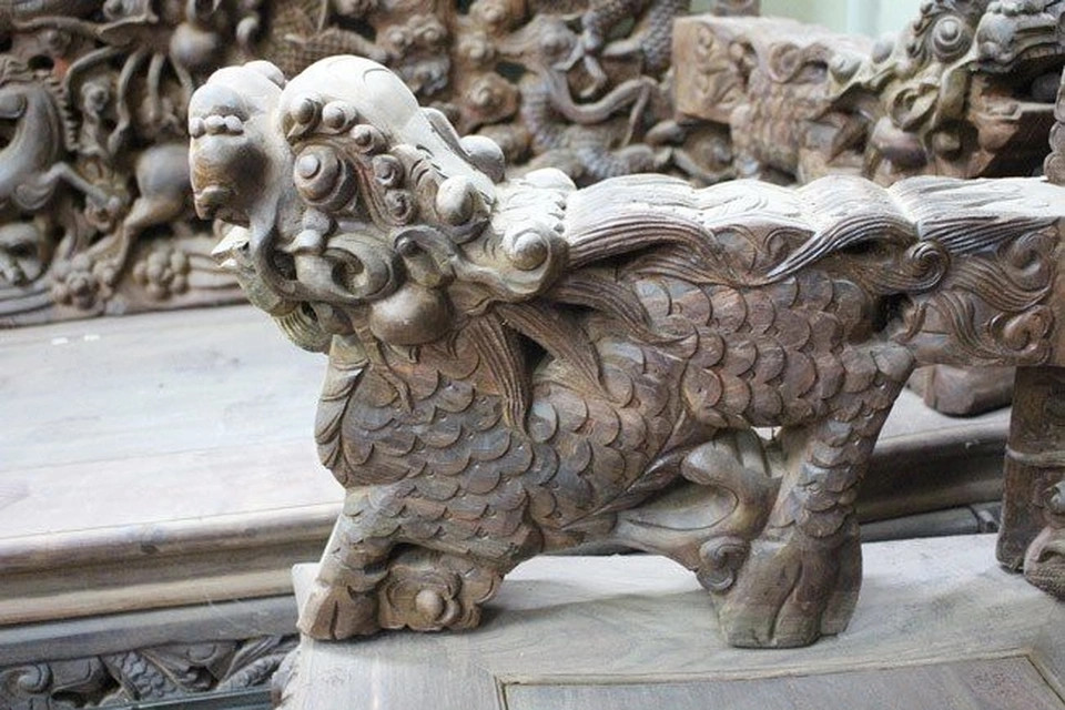 Theo tiết lộ của chủ nhân, để hoàn thiện bộ bàn ghế Đỉnh Rồng, 10 công nhân làm việc liên tục trong hơn 7 tháng. Ảnh: Dân Việt