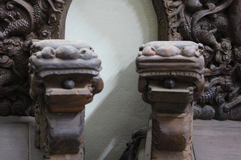 Đáng chú ý, ngay sau khi bộ bàn ghế hoàn thiện, một đại gia trả giá 3,2 tỷ đồng, nhưng chủ nhân chưa “quyết bán”. Ảnh: Dân Việt