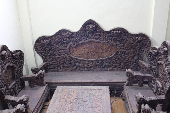 Toàn bộ gỗ dùng làm bộ bàn ghế là gỗ trắc nguyên khối, được gọi là Đỉnh Rồng. Ảnh: Người đưa tin