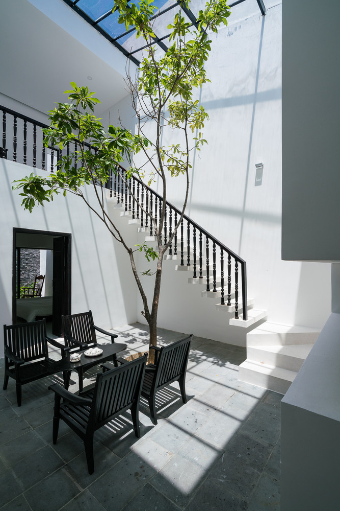 Chi tiết con tiện gỗ ở tay vịn cầu thang, khung cửa sổ hay các bộ bàn ghế chạm trổ tạo cảm giác thân thương. Ảnh: Quang Trần