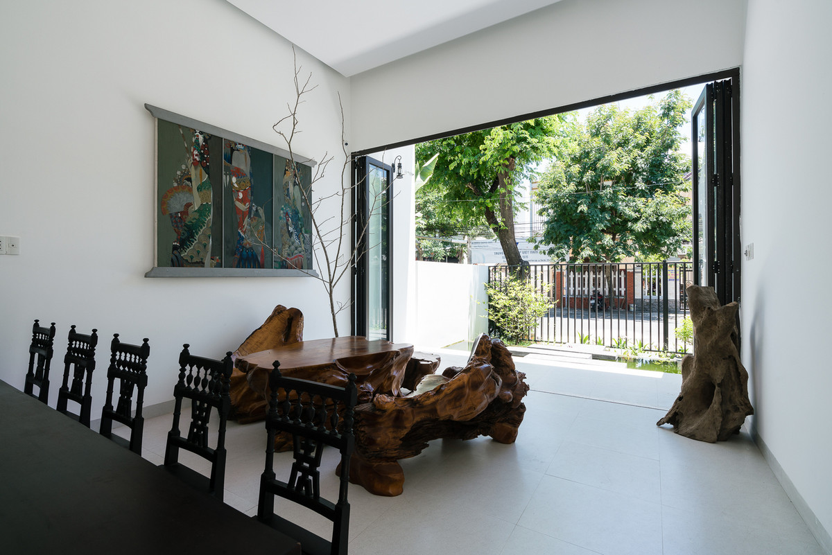 Hầu hết các không gian đều có thể nhìn ra khu vườn nhỏ để tận hưởng vẻ đẹp của thiên nhiên. Ảnh: Quang Trần