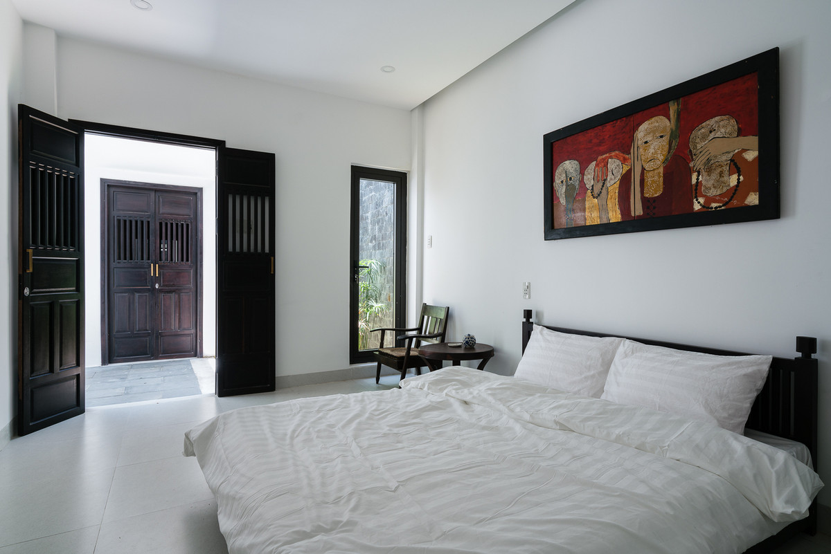 Phòng ngủ sử dụng gam màu trắng chủ đạo. Ảnh: Quang Trần