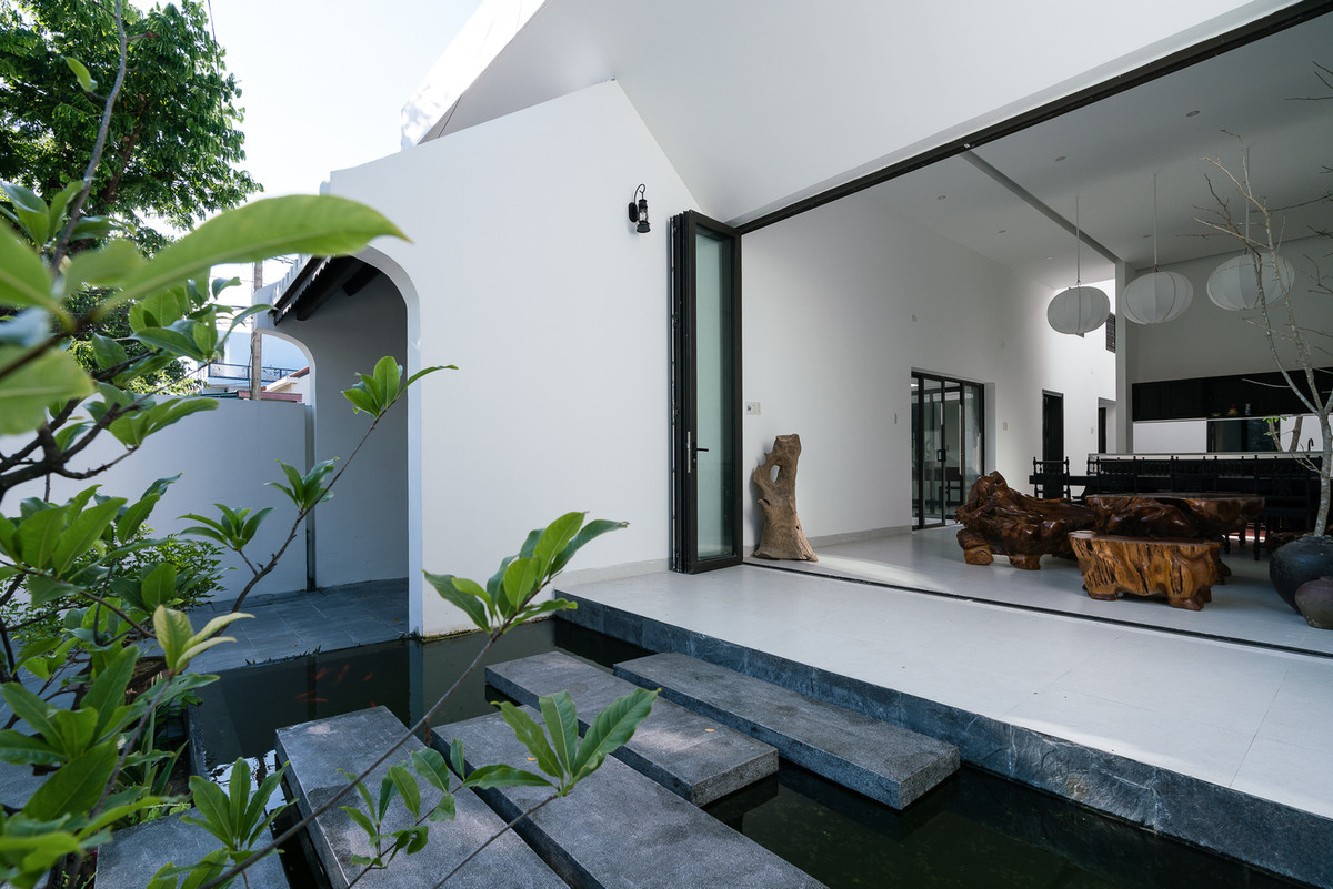 Nhà thiết kế dạng ống với các phòng được ngăn cách bởi giếng trời và sân vườn là đặc điểm nổi bật của những công trình ở Hội An. Ảnh: Quang Trần