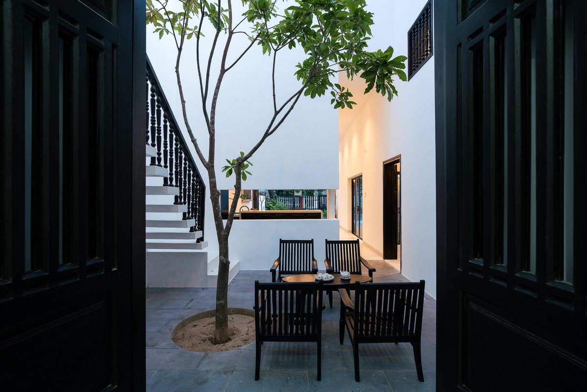 Đây cũng là không gian yêu thích nhất của gia chủ, kết nối giữa các khu động (phòng khách, bếp ăn với khu tĩnh (phòng ngủ, phòng thờ). Ảnh: Quang Trần