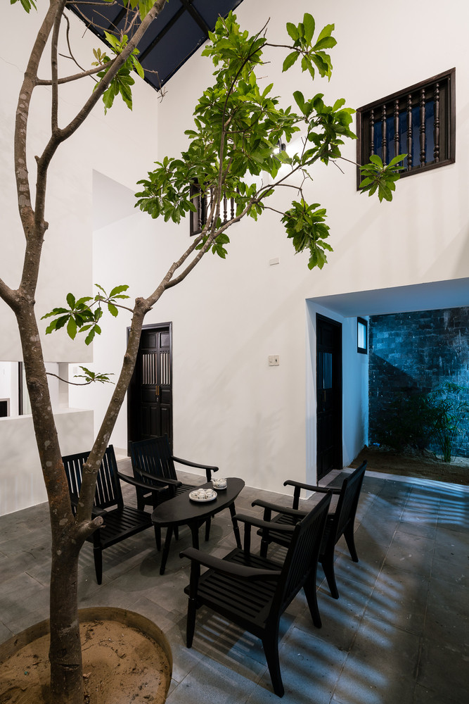 Sân giữa là khu vực sinh hoạt chung của gia đình và đón tiếp người thân, bạn bè. Ảnh: Quang Trần