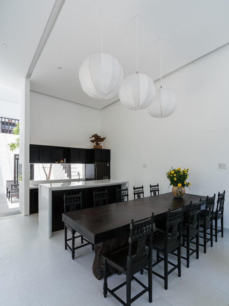  Nội thất trong nhà có sự tương phản giữa đen và trắng. Ảnh: Quang Trần