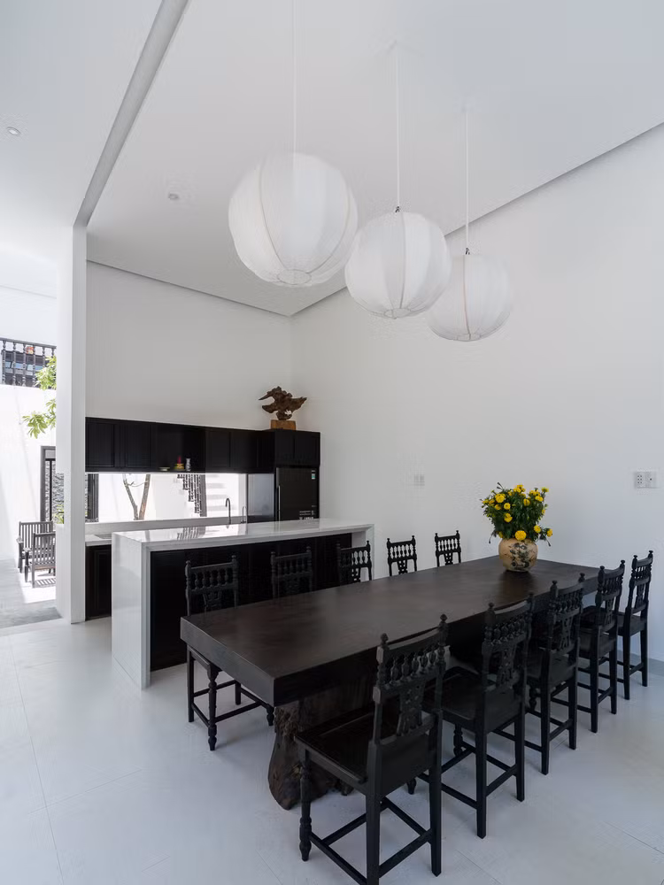  Nội thất trong nhà có sự tương phản giữa đen và trắng. Ảnh: Quang Trần