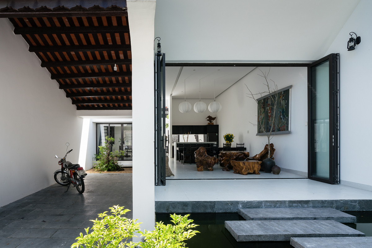 Garage để xe lợp ngói âm dương, treo đèn trong những chiếc lồng chim. Ảnh: Quang Trần