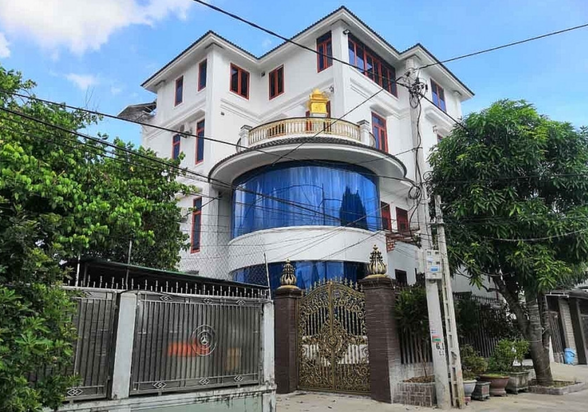 Nơi đây, nhiều đại gia, tỷ phú mà số vốn của họ được đồn lên đến cả hàng trăm tỷ đồng. Xã Diễn Tháp còn được gọi là "làng tỷ phú", chi chít những ngôi biệt thự trị giá hàng chục tỷ, xe hơi xếp thành hàng dài. Ảnh: Kiến thức Đầu tư