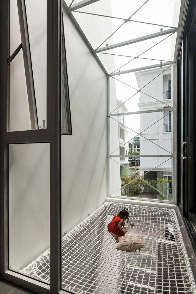 Giếng trời lắp thêm võng lưới để gia đình cùng thư giãn. Ảnh: DinhR