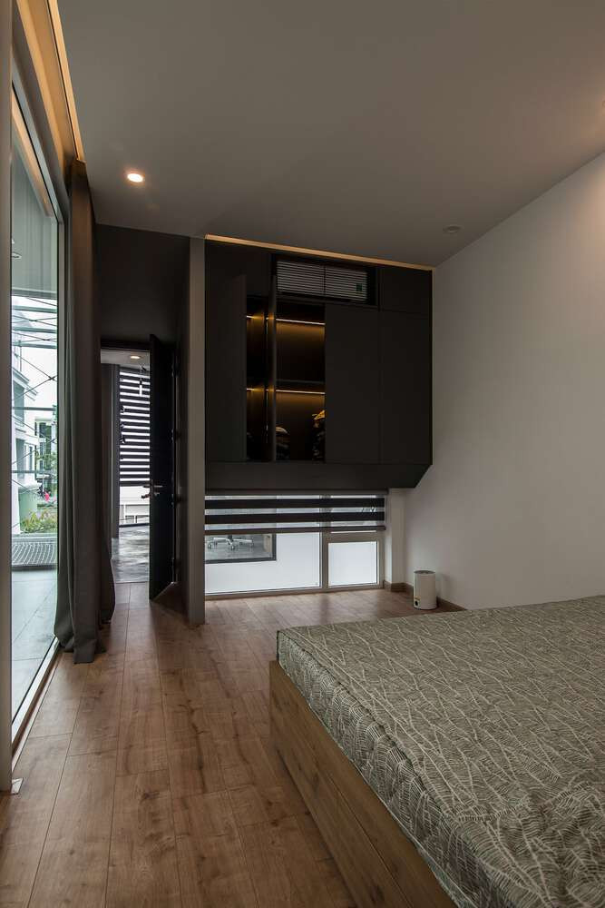 Phòng ngủ thoáng sáng nhờ hệ cửa kính lớn. Ảnh: DinhR