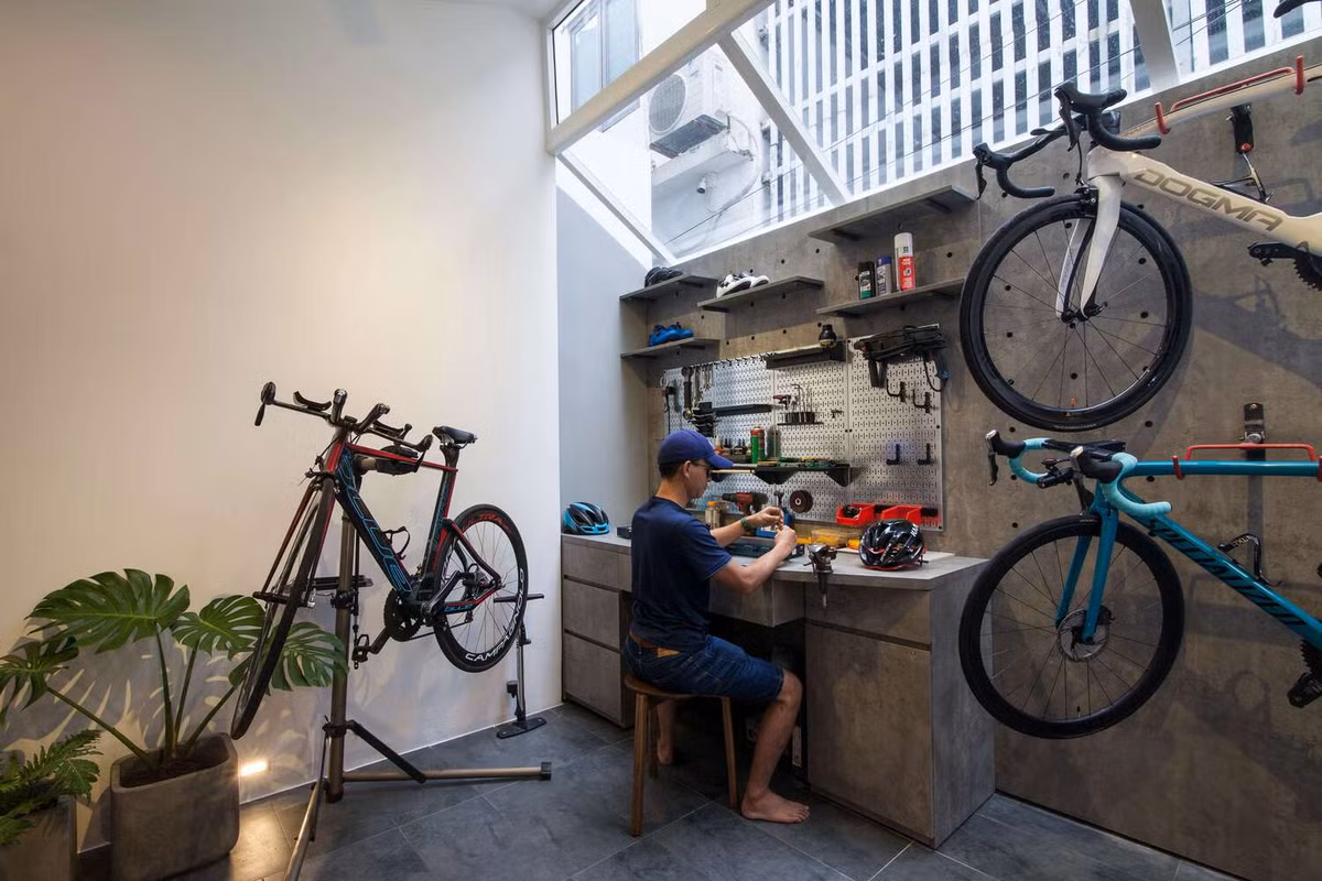 Phía sau là một studio nhỏ trưng bày những món đồ yêu thích của gia chủ. Ảnh: DinhR