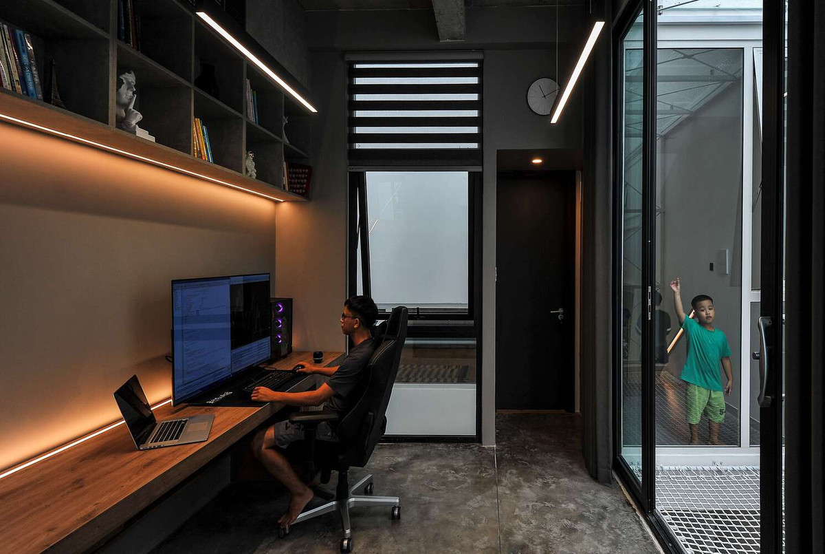 Tầng 2 là không gian làm việc của gia chủ. Ảnh: DinhR
