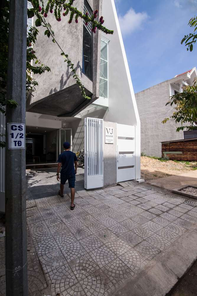 Ý tưởng là một khối công năng cắt xiên được “treo lơ lửng” giữa mặt đứng căn nhà, nhấn mạnh hiệu ứng thị giác bằng vật liệu bê tông toàn khối tạo chất cảm khác biệt. Ảnh: DinhR