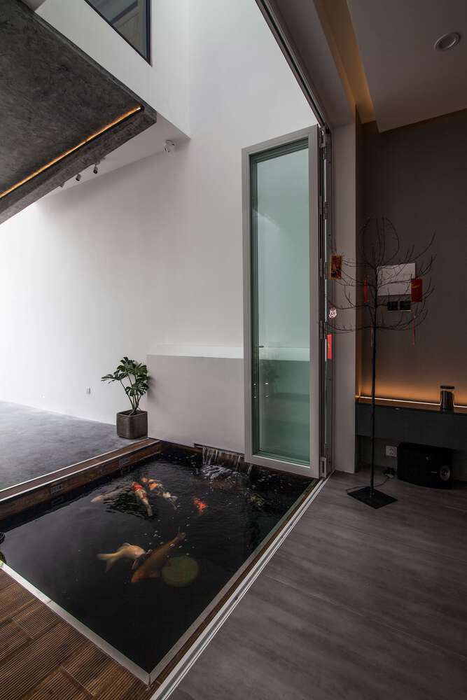 Hồ nước nhỏ tại lối vào giúp giải quyết vấn đề đối lưu không khí. Ảnh: DinhR