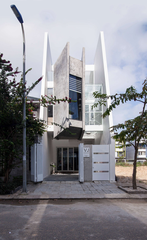 Căn nhà nổi bật với những đường nét vát xéo mạnh mẽ thể hiện rõ cá tính của gia chủ. Ảnh: DinhR