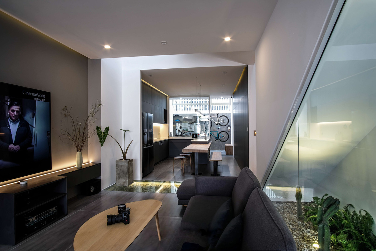 Bên trong là không gian đậm chất hiện đại, với độ hoàn thiện thi công nội thất rất cao. Ảnh: DinhR