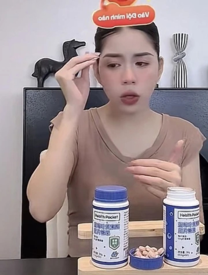  Hằng Du Mục được xem là một trong những “chiến thần” đình đám hiện nay. Bên cạnh yến sào và kẹo rau, Hằng Du Mục còn có công ty và kinh doanh rất nhiều mặt hàng khác. Ảnh chụp màn hình