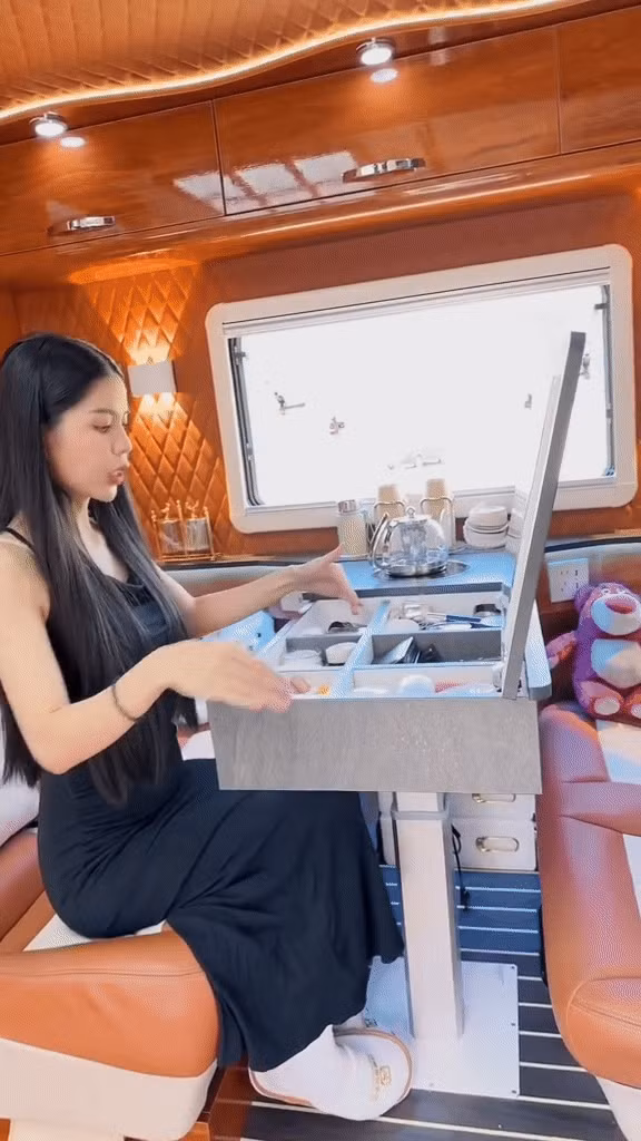 Bàn được thiết kế riêng để đựng đồ trang điểm, trên bàn có bếp từ mini để uống trà hoặc ăn lẩu. Ảnh chụp màn hình