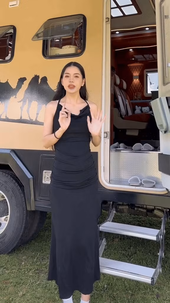 Đó là chiếc ô tô lớn được trang bị đầy đủ tiện nghi và công năng như một ngôi nhà. Ảnh chụp màn hình