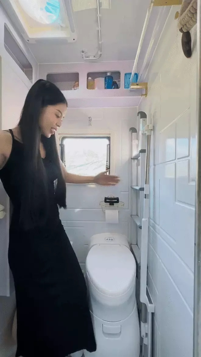 Phòng tắm tiện nghi với gam màu trắng chủ đạo. Ảnh chụp màn hình