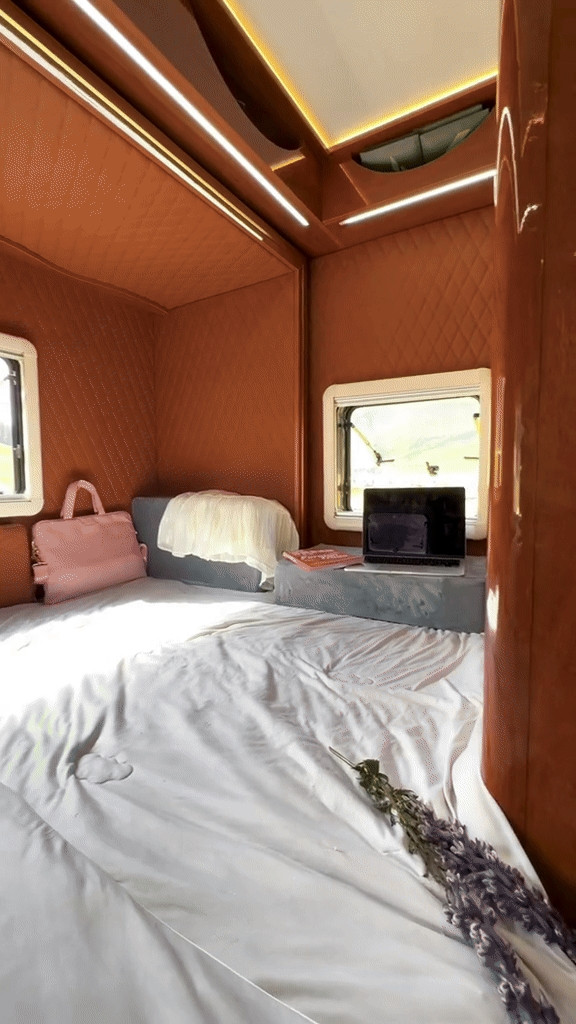 Chiếc giường 1m8x2m rộng rãi và êm ái. Ảnh chụp màn hình