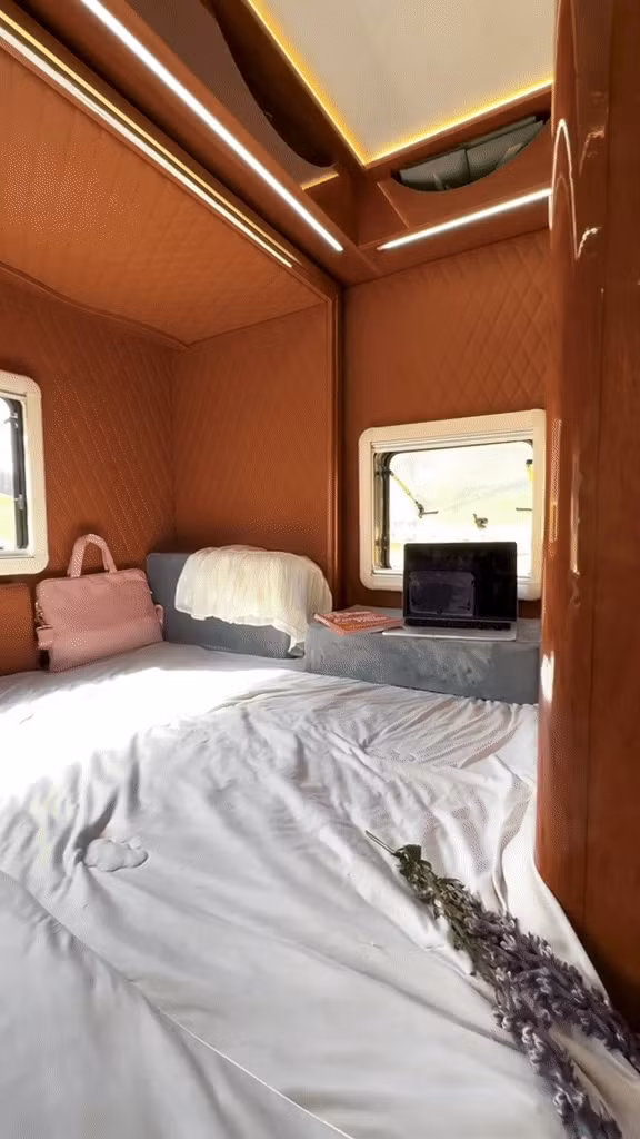 Chiếc giường 1m8x2m rộng rãi và êm ái. Ảnh chụp màn hình