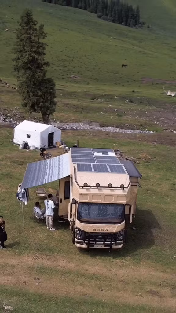 Trước khi vướng lùm xùm quảng cáo kẹo rau củ, cuộc sống của Hằng Du Mục từng khiến nhiều người ao ước. Cô từng khoe ngôi nhà di động ở Tân Cương và căn biệt thự sang chảnh tại Quảng Châu (Trung Quốc). Ảnh chụp màn hình