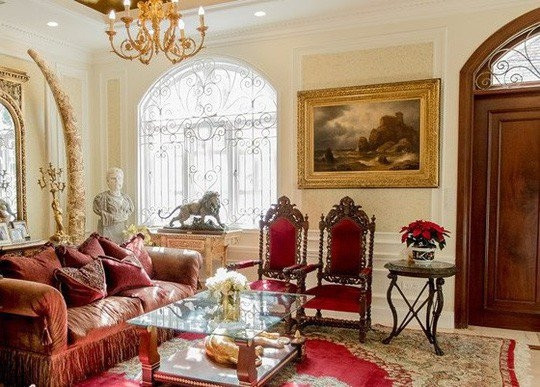 Nội thất trong căn biệt thự sang trọng, mang hơi hướng cổ điển. Ảnh: Internet