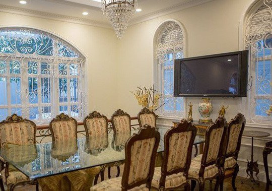 Bàn ăn dài sang trọng, đủ chỗ cho cả gia đình quây quần. Ảnh: Internet