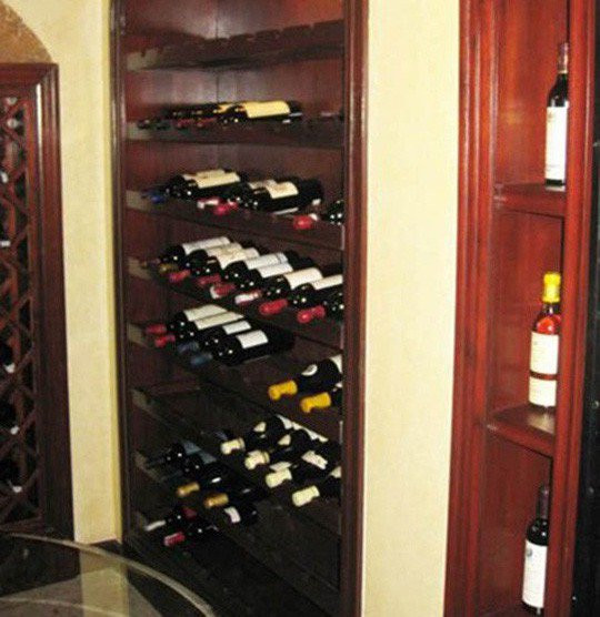 Tủ rượu chất đầy những chai rượu đắt tiền. Ảnh: Internet