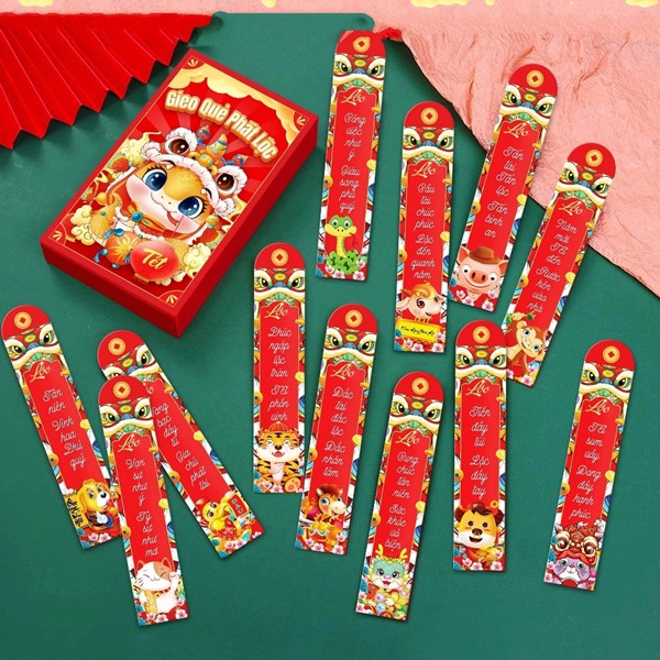 Phong bao lì xì gieo quẻ có giá từ 70.000 - 75.000 đồng/set gồm 12 quẻ. Ảnh: Facebook