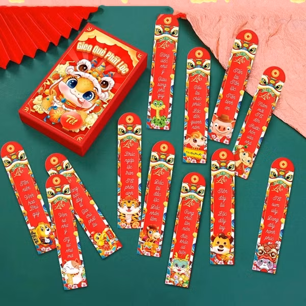 Phong bao lì xì gieo quẻ có giá từ 70.000 - 75.000 đồng/set gồm 12 quẻ. Ảnh: Facebook