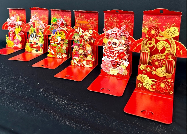 Điểm nhấn của mẫu bao lì xì này là các họa tiết 3D được thiết kế tỉ mỉ. Các họa tiết 3D có thể là hình ảnh linh vật rắn của năm Ất Tỵ, hoa đào, hoa mai...Ảnh: Tayta