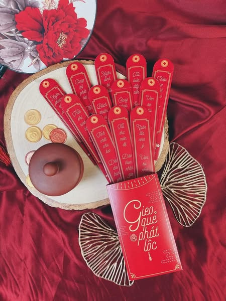 Phong bao lì xì gieo quẻ mamg đến trải nghiệm thú vị cho người nhận. Thay vì chỉ đơn thuần là trao và nhận tiền mừng tuổi, người dùng có thể "gieo quẻ" để nhận được những lời chúc may mắn. Ảnh: Facebook