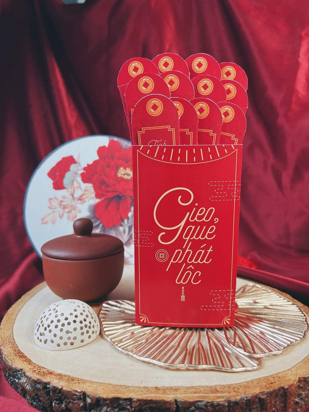 Phong bao lì xì gieo quẻ được thiết kế dạng dài, tương ứng với chiều dài của tờ tiền khi được cuộn tròn. Điều này giúp tiền được giữ gọn gàng bên trong. Ảnh: Facebook