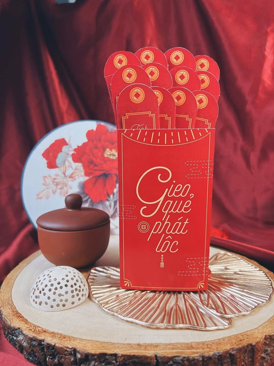Phong bao lì xì gieo quẻ được thiết kế dạng dài, tương ứng với chiều dài của tờ tiền khi được cuộn tròn. Điều này giúp tiền được giữ gọn gàng bên trong. Ảnh: Facebook